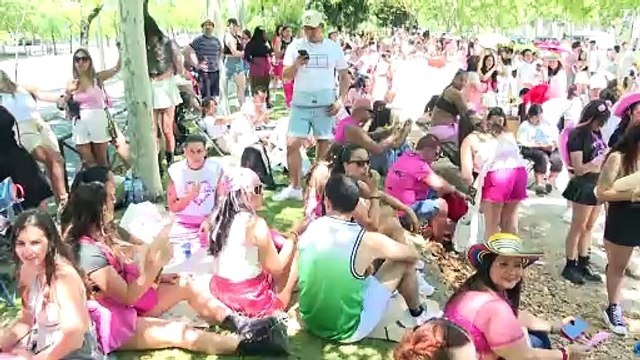 Los fans de Karol G hacen cola durante horas antes de su concierto en Madrid