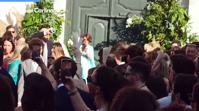 Pecco e Domizia sposi, l'uscita dalla chiesa: il video