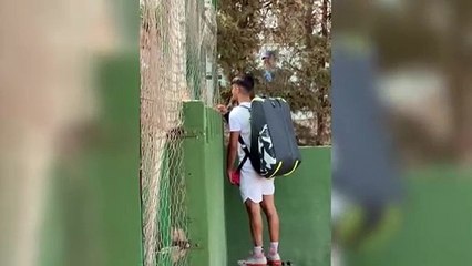 La curiosa solución de Alcaraz para hacerse fotos con los fans