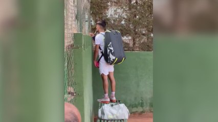 La curiosa solución de Alcaraz para hacerse fotos con los fans