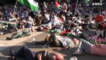Medio Oriente, flash mob al 40mo corteo pro Palestina di Milano