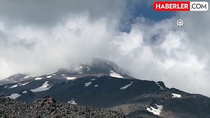 Ağrı Dağı'na tırmanan 2 kişi sis ve tipide kayboldu