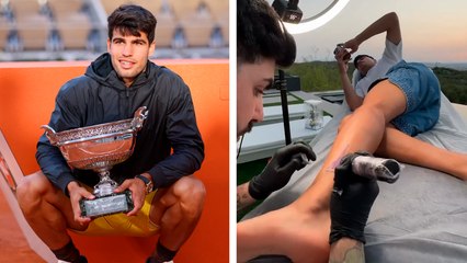 Carlos Alcaraz se tatúa la Torre Eiffel de París para inmortalizar su primer Roland Garros