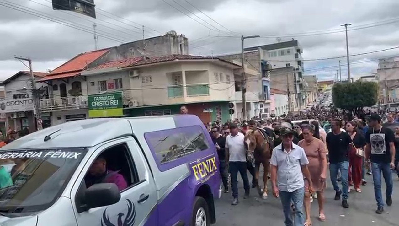 Em Itaporanga, milhares de pessoas acompanham s...