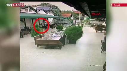 Soluk borusuna yemek kaçan müşteriyi Heimlich manevrası ile kurtardı