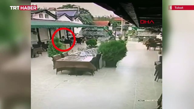 Soluk borusuna yemek kaçan müşteriyi Heimlich manevrası ile kurtardı