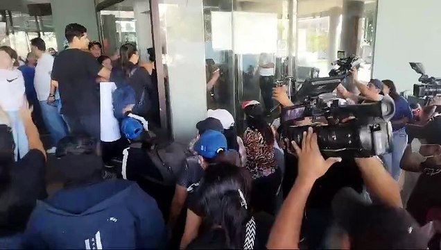 Reportan incidentes afuera del Palacio de Justicia durante el traslado de los acusados del asesinato de un joven taxista