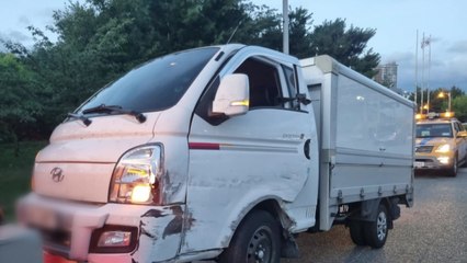 대구부산고속도로 1톤 화물차 단독 사고...50대 숨져 / YTN