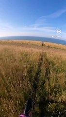 El peligroso salto en paracaídas que da vértigo solo de verlo