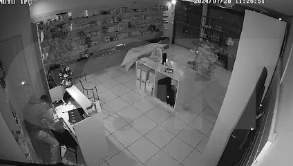 Flagrante de furto: Câmera captura ladrão furtando eletrônicos em empresa na Região Norte