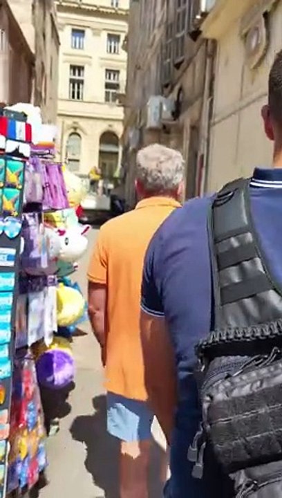 Marseille - Regardez le sénateur Stéphane Ravier menacé physiquement par des clandestins sur le Vieux-Port : "Pourquoi vous voulez rester si vous en avez marre ? Rentrez chez vous !"