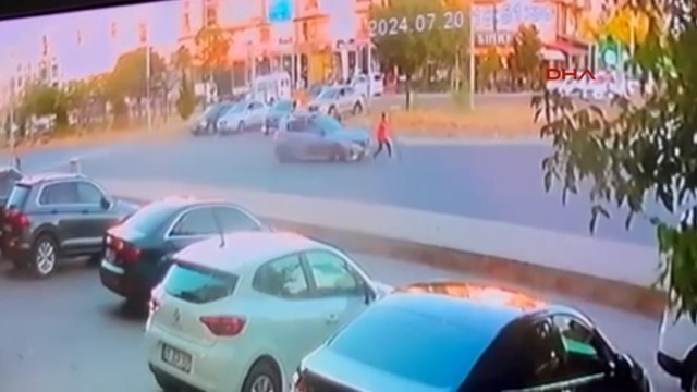 Koşarak yolun karşısına geçmeye çalışan Ahmet’e otomobil çarptı; kaza anı kamerada