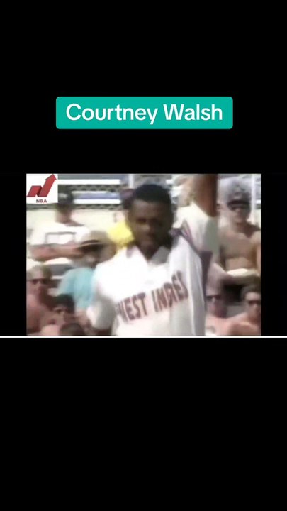 Courtney Walsh against Pakistan