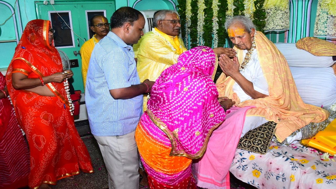 Guru Purnima 2024: गुरुओं ने बदला ऐसा जीेवन कि दौड़ चले आते हैं शिष्य, देखें वीडियो