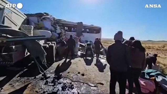 Scontro frontale tra un camion e un autobus, 16 morti in Bolivia