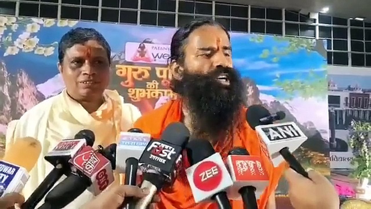 जब रामदेव को अपनी पहचान बताने में दिक्कत नहीं है तो रहमान को क्यों दिक्कत होनी चाहिए?