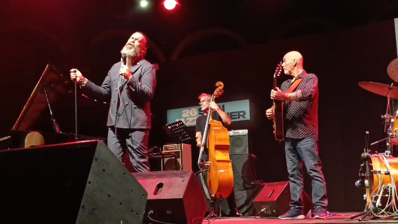 José Luis Jaén canta 'You are so beautiful' de Joe Cocker, acompañado por Paco Rivas (guitarra) en el Festival de Jazz de San Javier.