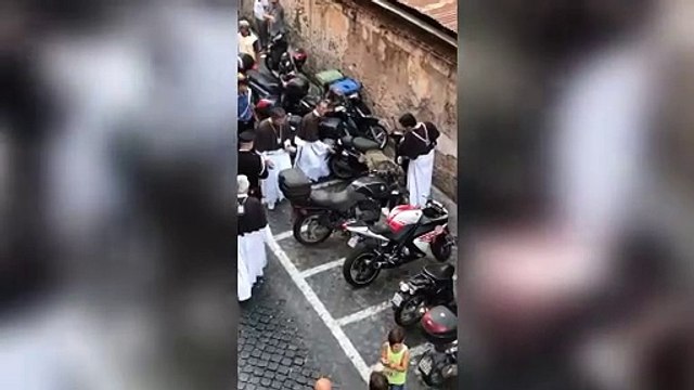 Roma, motorini bloccano la processione della Madonna del Carmine: e i frati si improvvisano parcheggiatori