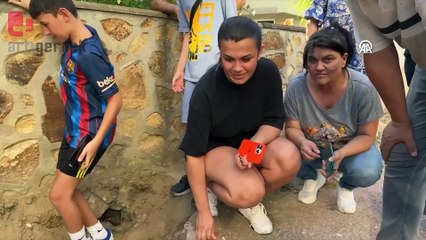 Yağmur giderinde mahsur kalan kedi asfalt kırılarak kurtarıldı