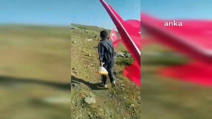 11 yaşındaki çocuk 2099 rakımlı Keldaz'a çıkıp eskiyen Türk bayrağını değiştirdi
