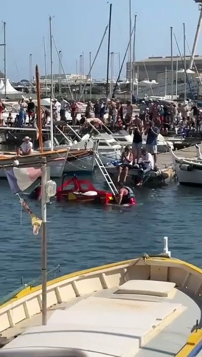 Course de baignoires à La Ciotat : les pompiers, héros malgré une baignoire capricieuse !