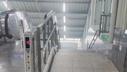 기흥역 연기 발생해 100명 대피...한때 무정차 통과 / YTN