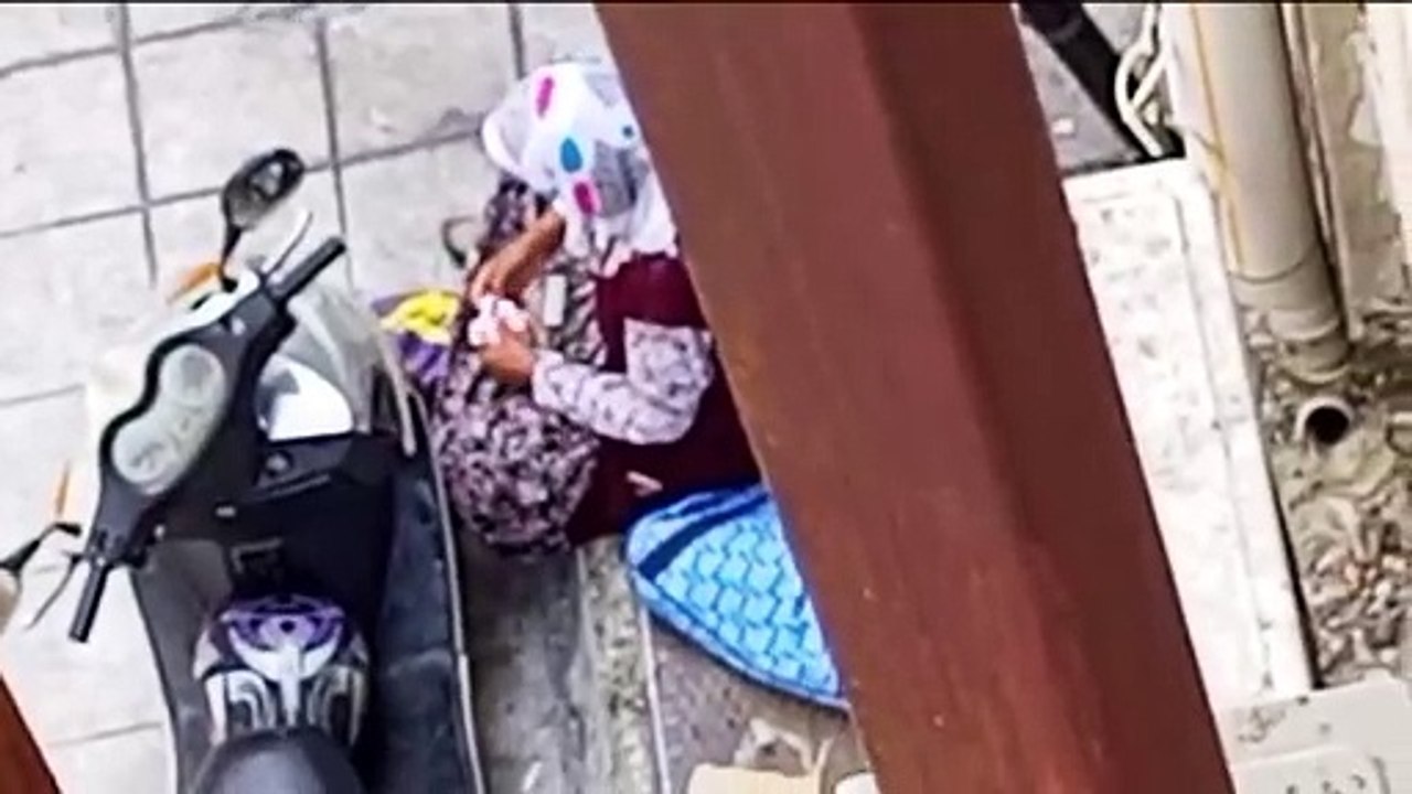 Dilenci Hasılatı Sayarken Kameraya Yakalandı