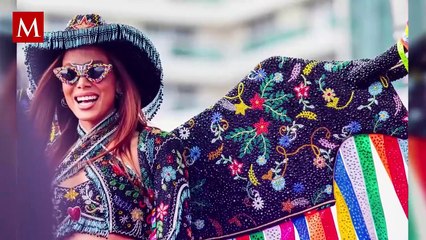 Peso Pluma llega a concierto en muletas y es recibido con tierno beso por una mujer