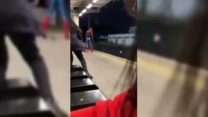 Passageiro do metrô ataca 'Homem-Aranha'