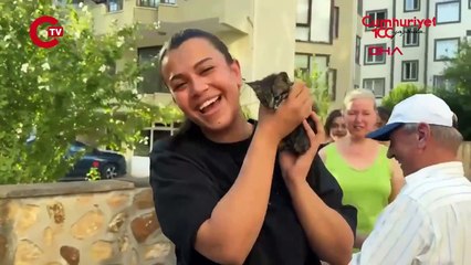 Drenaj kanalında mahsur kalan yavru kedi, yol kazılarak kurtarıldı