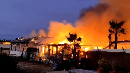 Un incendio arrasa un chiringuito de la playa de El Palmar, en Cádiz