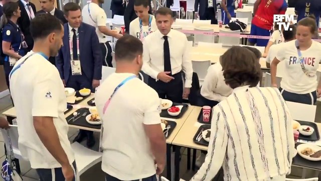 Paris 2024 : les images d'Emmanuel Macron déjeunant aux côtés d'athlètes français au village olympique