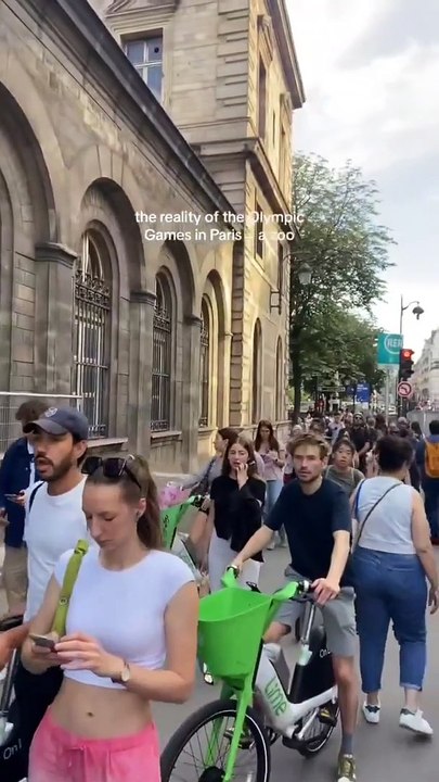 JO Paris 2024: Les images des parisiens et des touristes "en cage" dans les rue de Paris provoquent la colère