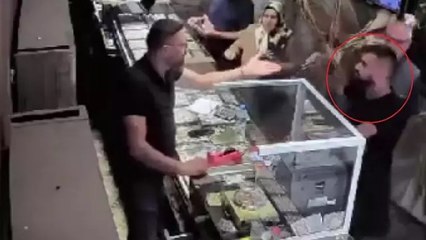 Girdiği 5 iş yerinde çalışan ve müşterilere bıçakla saldırdı! O anlar kamerada