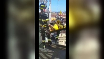 Sviene a 70 metri di altezza: turista calata giù dal Duomo di Milano