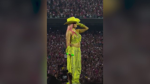 Karol G rompe a llorar emocionada en el Bernabéu