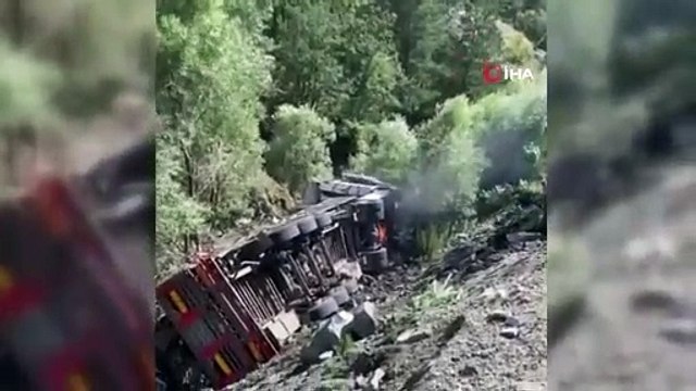 Erzincan-Sivas kara yolunda ölüm kalım savaşı! Tır sürücüsü yanmaktan böyle kurtuldu