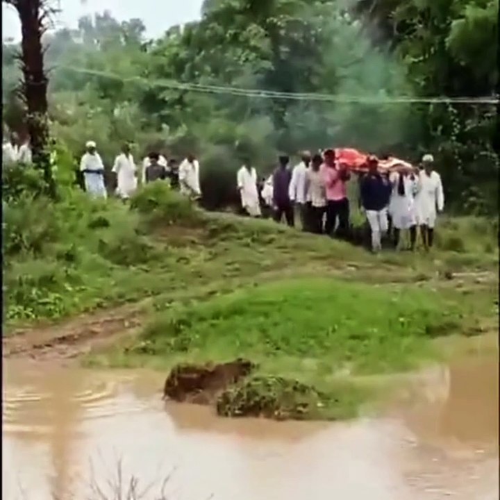 यहां कीचड़-फिसलन भरे रास्ते के बाद नाला पार कर मिलती है 'मुक्ति'