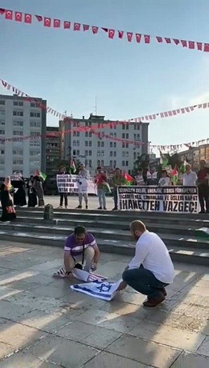 Samsun'da Vatandaşlar, İsrail ve Amerika Bayrağı Yakıp Çağrı Yaptılar