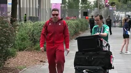 الرياضيون يتوافدون إلى القرية الأولمبية في باريس