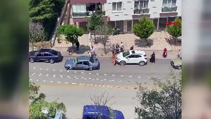 Düğün konvoyundakilerden, 'küfür' uyarısına silahlı ve taşlı saldırı kamerada