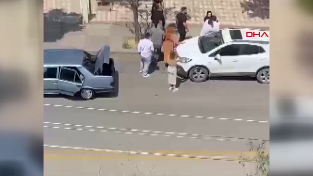 Düğün konvoyundakilerden, 'küfür' uyarısına silahlı ve taşlı saldırı kamerada