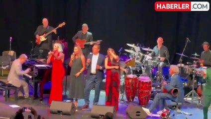 Скачать видео: Ekrem İmamoğlu ve Dilek İmamoğlu, Pink Martini Konserinde Şarkı Söyledi