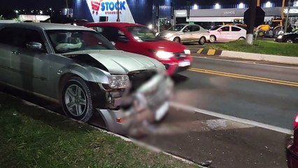 Mulher fica encarcerada em acidente entre Chrysler e Palio no Trevo da Portal