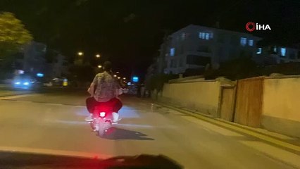 Motosiklette 2’si çocuk 3 kişinin tehlikeli yolculuğu kamerada
