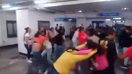 Download Video: Metro CDMX: Vendedores ambulantes protagonizan pelea campal por espacios para sus ventas en la Línea 2