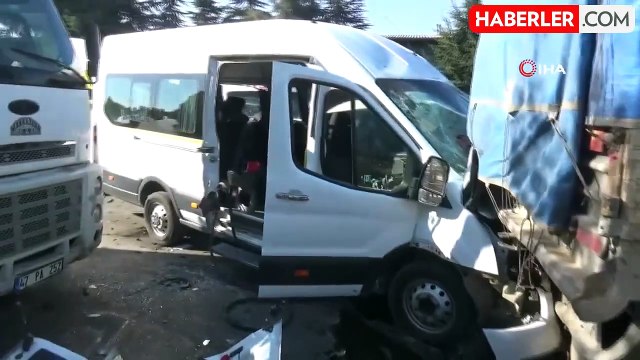 Gaziantep'te İki İşçi Servisi Kafa Kafaya Çarpıştı: 1'i Ağır 21 İşçi Yaralandı