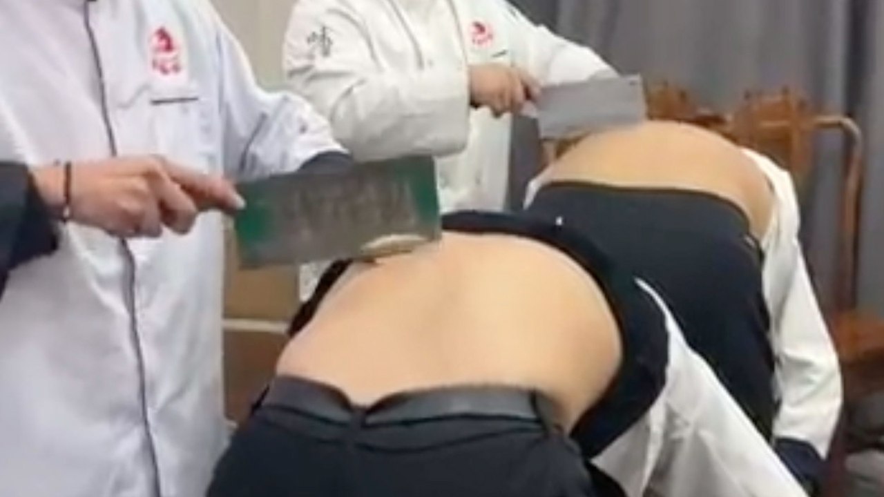 Kochlehrlinge schneiden mit verbundenen Augen Kartoffeln auf dem nackten Rücken ihrer Klassenkameraden