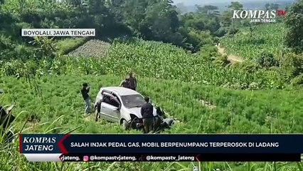 Salah Injak Pedal Gas, Mobil Berpenumpang Terperosok di Ladang