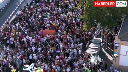 Ülkede turist istemiyorlar! 10 bin kişi dev pankartlarla sokağa indi